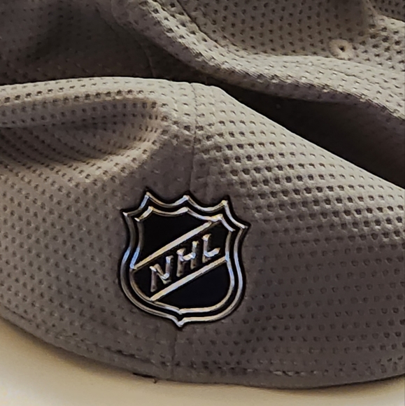 L/XL Calgary Flames Hockey Fights Cancer hat - Picture 2 of 4